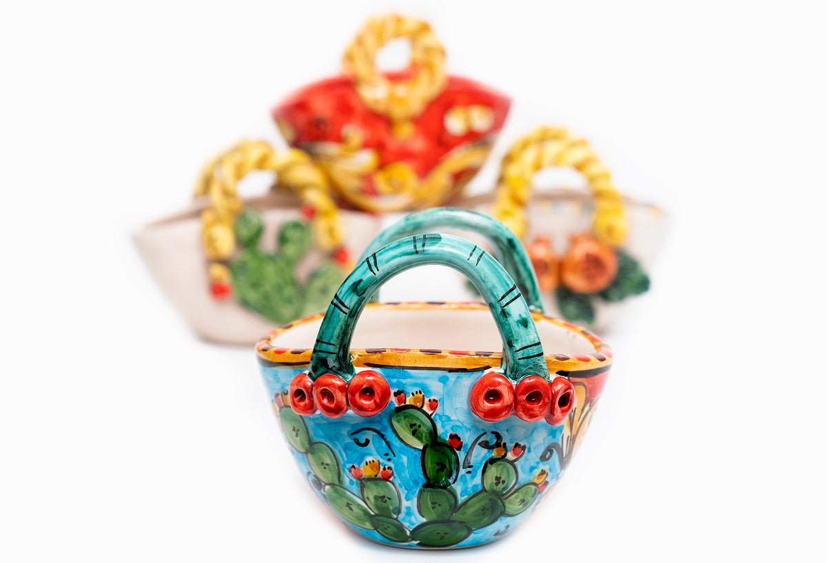 Coffa siciliana in ceramica siciliana di Caltagirone realizzata e decorata a mano dai ceramisti di Caltagirone h10cm celeste