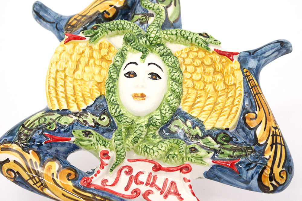 Trinacria siciliana in ceramica di Caltagirone realizzata e decorata a mano D18cm