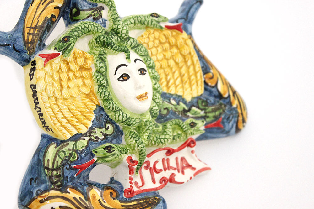 Trinacria siciliana in ceramica di Caltagirone realizzata e decorata a mano D18cm