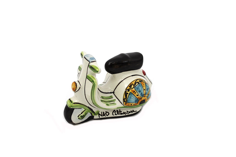Vespa piccola in ceramica siciliana di caltagirone realizzata e decorata a mano