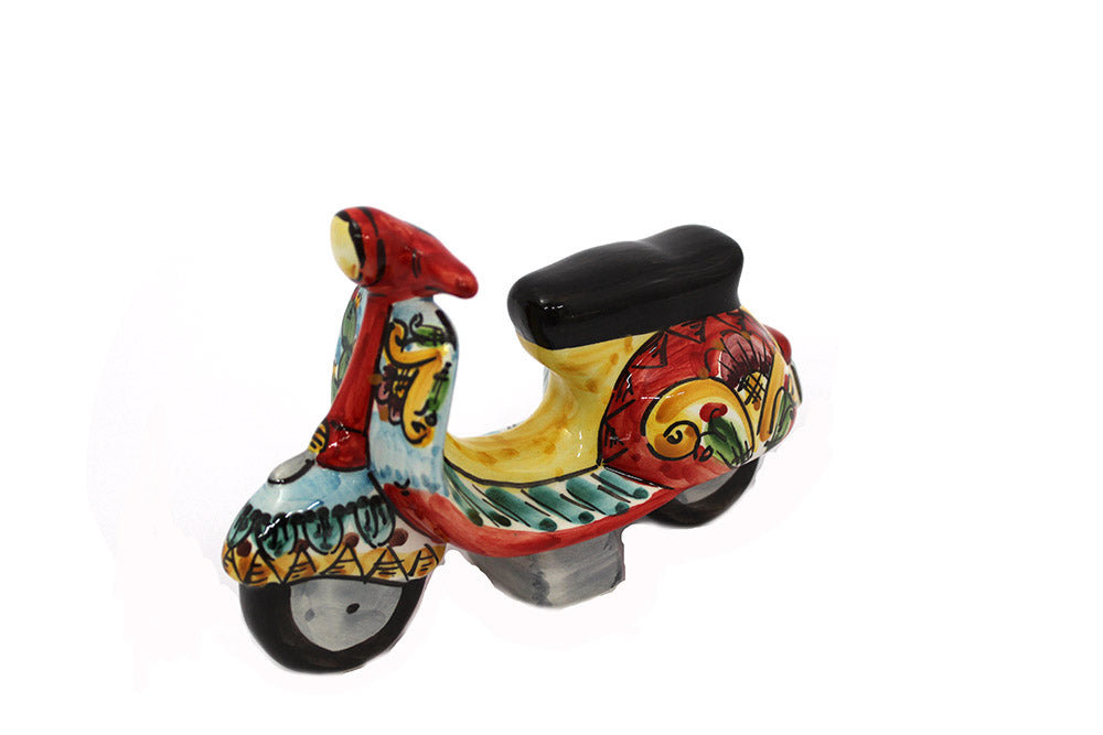 Vespa grande in ceramica siciliana di caltagirone realizzata e decorata a mano