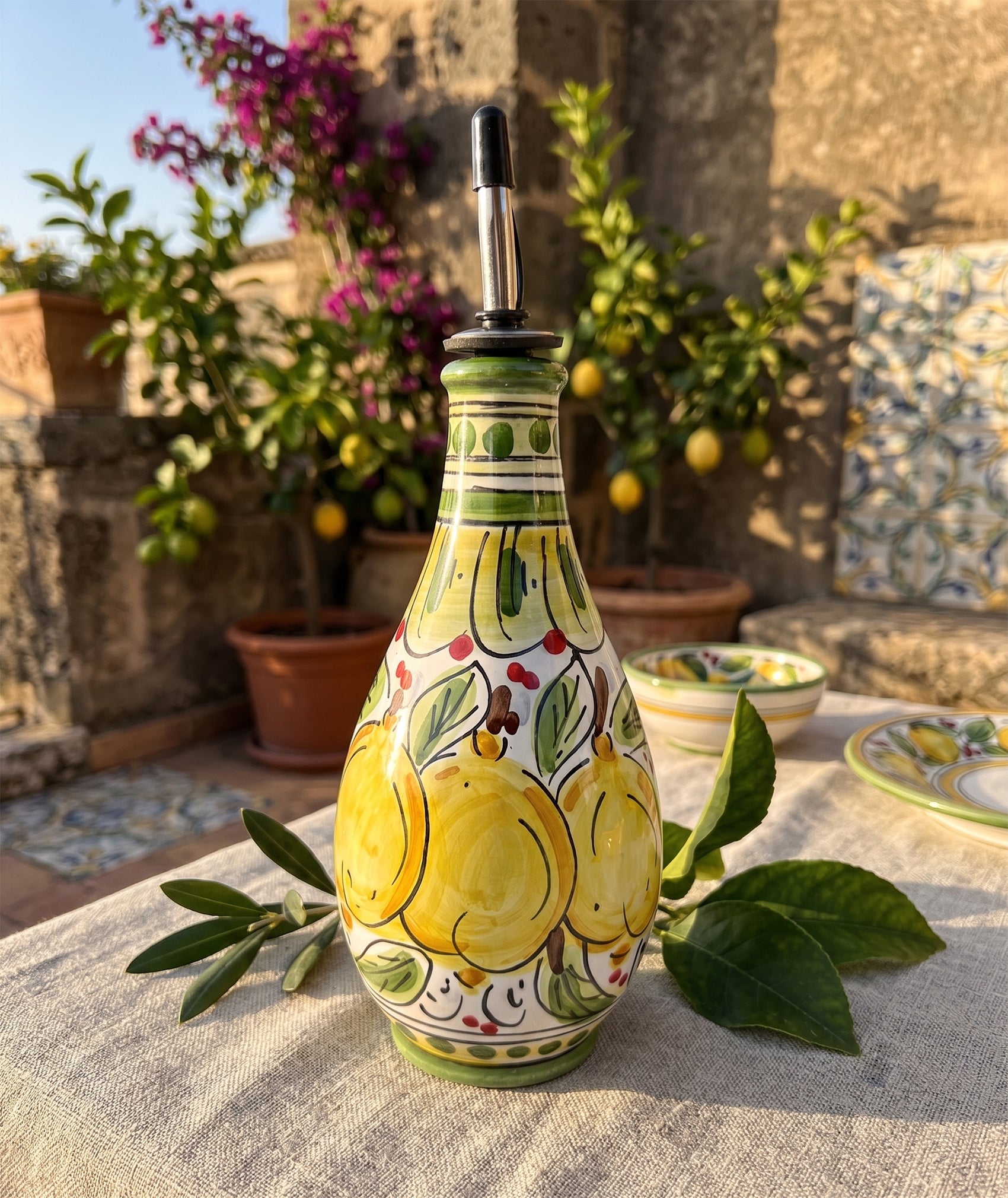 Bottiglia in ceramica siciliana di Caltagirone decorata a mano art. verde limoni