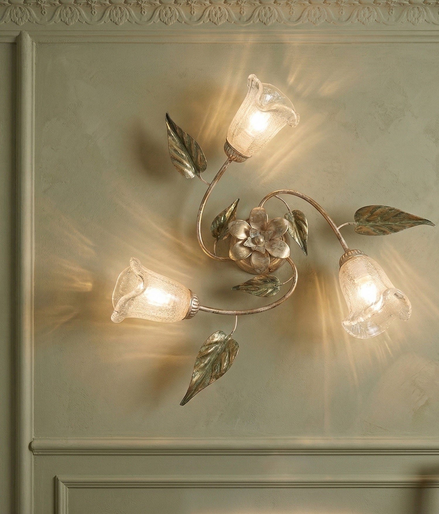 Plafoniera da soffitto classica a 3 luci in ferro battuto e vetro realizzata e decorata artigianalmente coll. steven