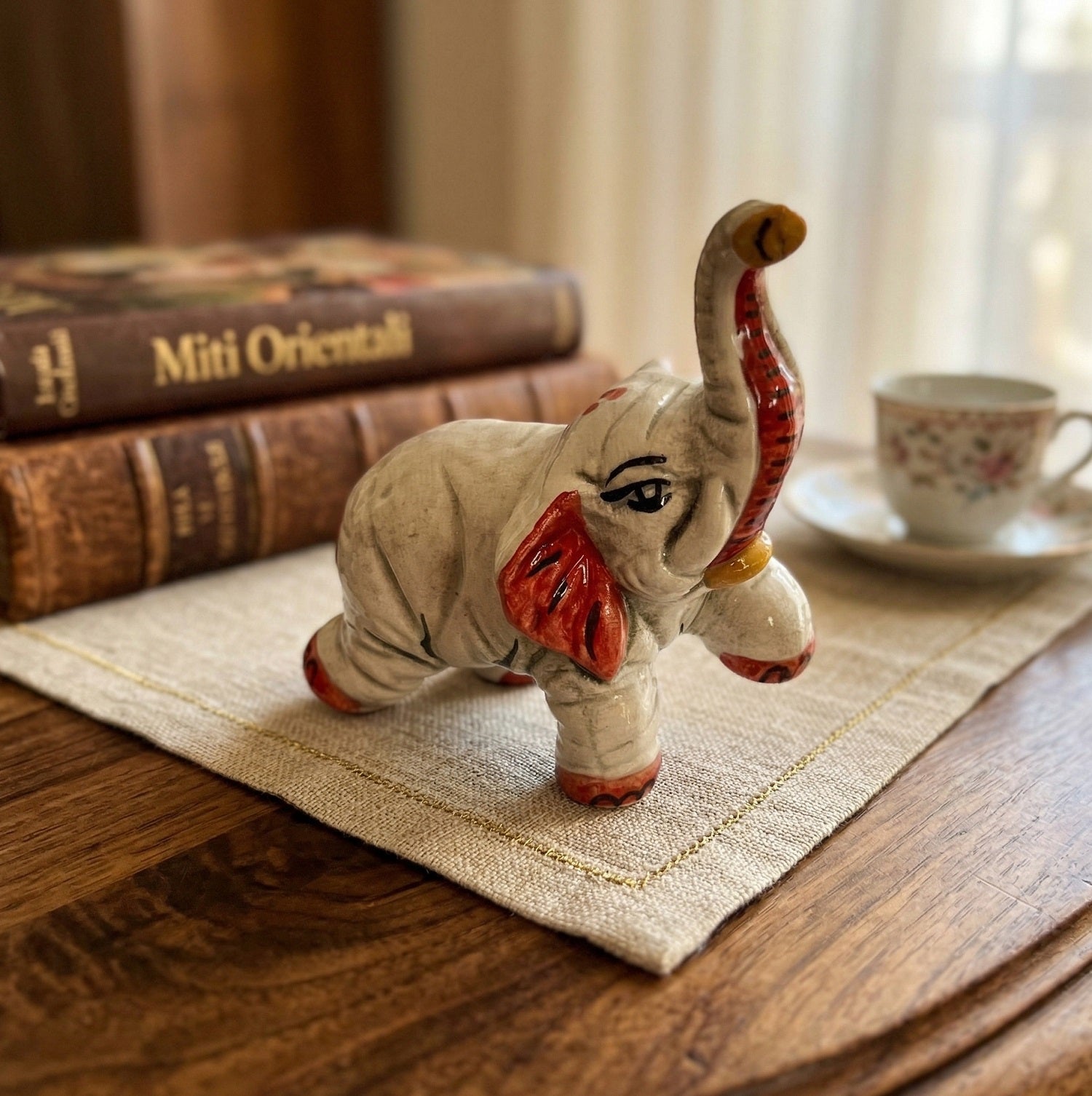 Elefante in ceramica di Caltagione realizzato a mano, animali portafortuna art. piede su rosso