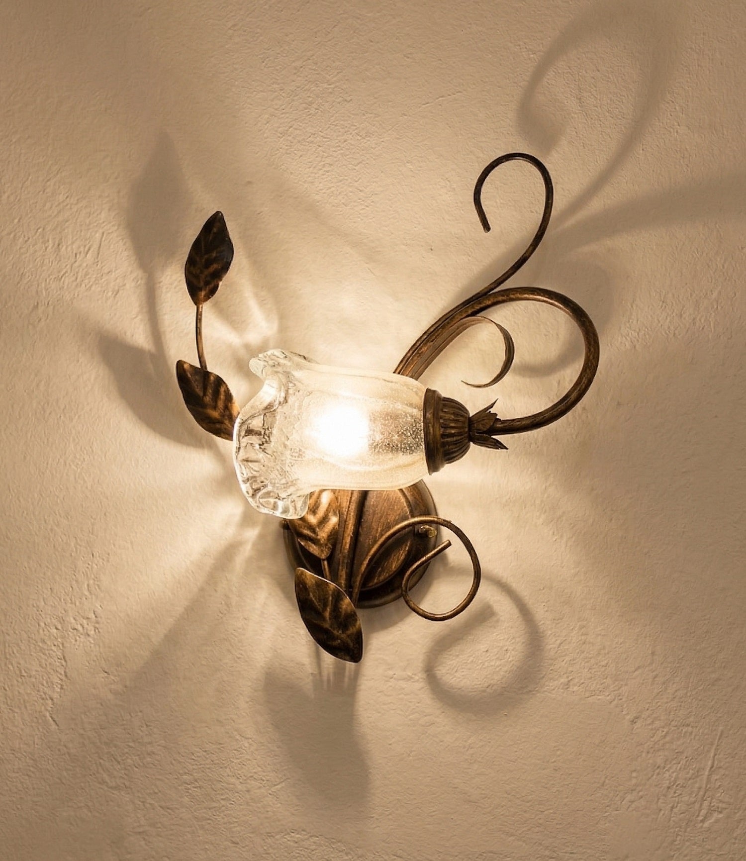 Applique da parete a 1 luce in ferro battuto e vetro realizzato artigianalmente coll. cox (DESTRO)