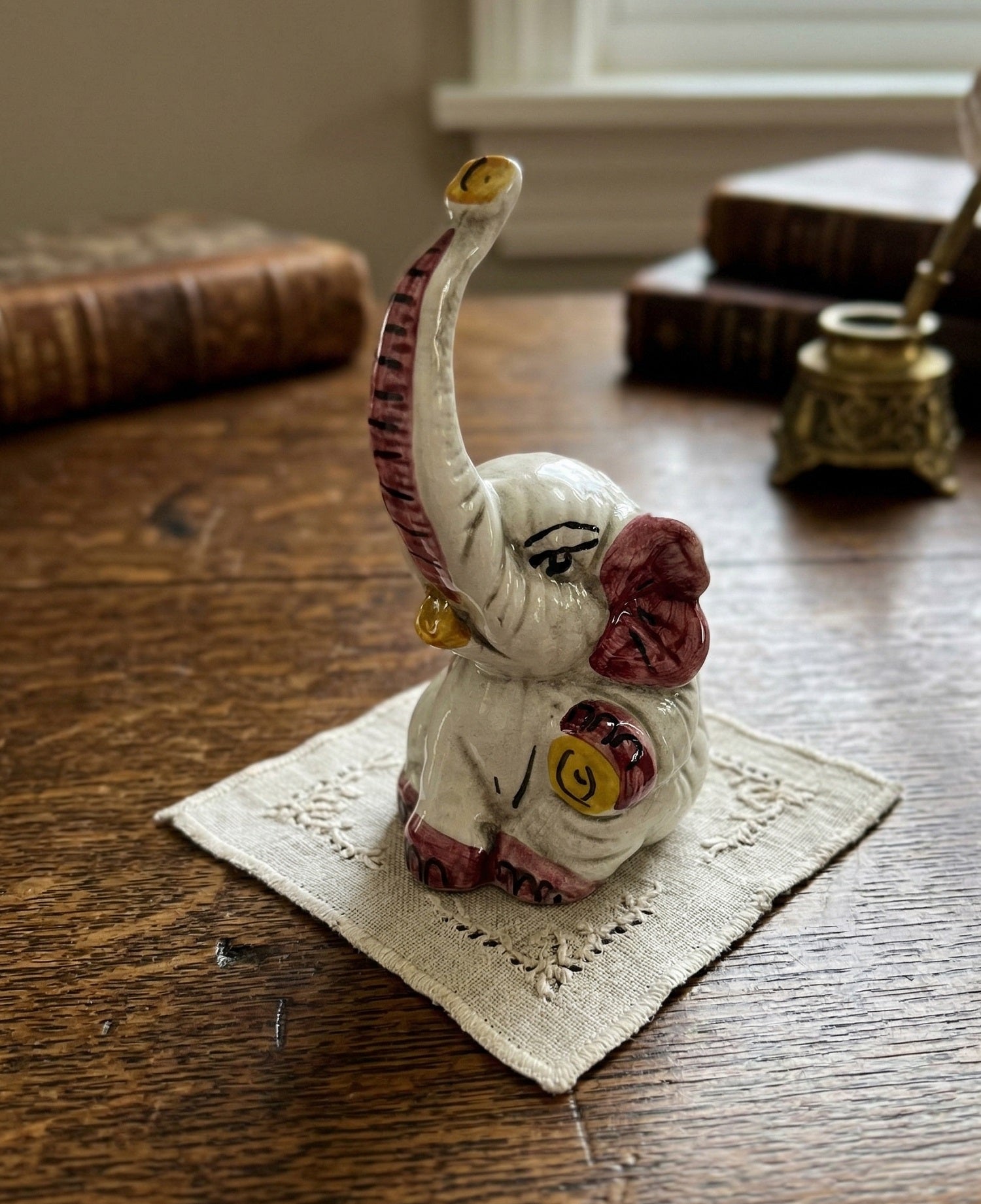 Elefante in ceramica di Caltagione realizzato a mano, animali portafortuna (amaranto)