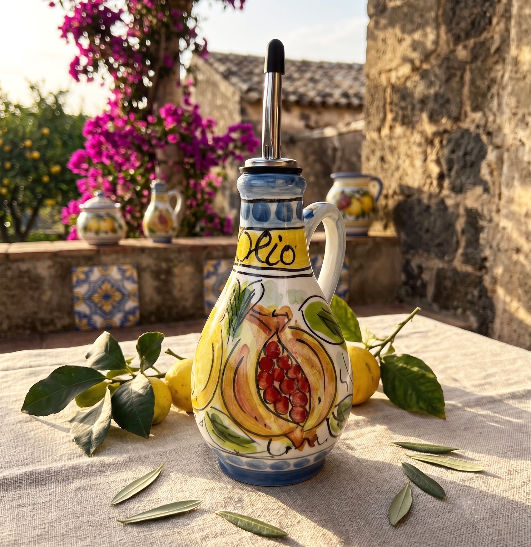 Oliera in ceramica siciliana di Caltagirone decorata a mano con manico