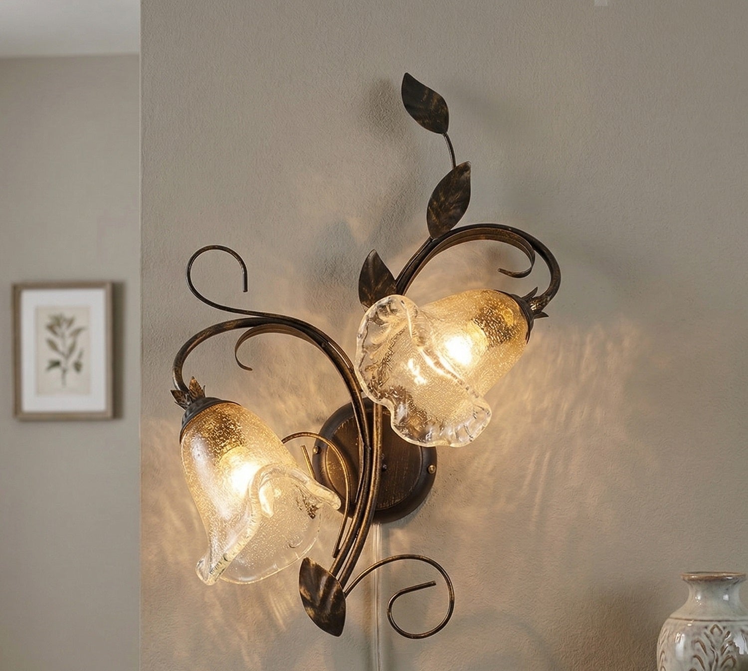 Applique da parete classico a 2 luci in ferro battuto e vetro realizzato artigianalmente coll. cox