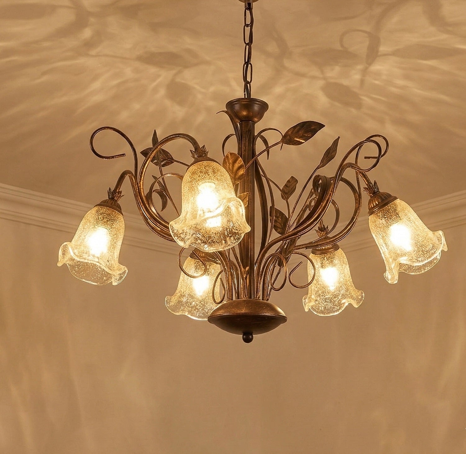 Lampadario a 5 luci classico in ferro battuto e vetro realizzato e decorato artigianalmente coll. cox
