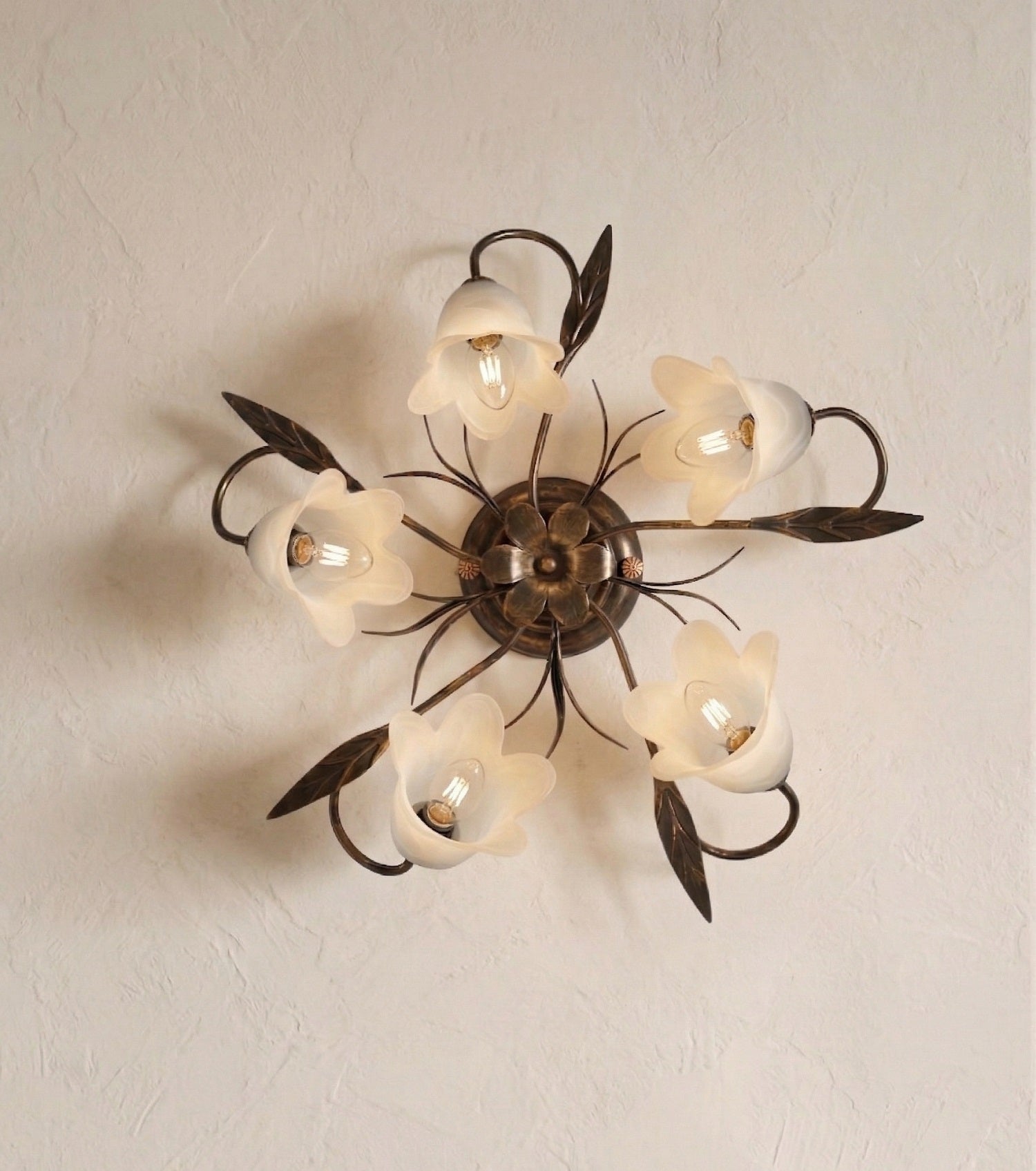 Plafoniera da soffitto classica a 5 luci in ferro battuto e vetro realizzata e decorata artigianalmente coll. ralph
