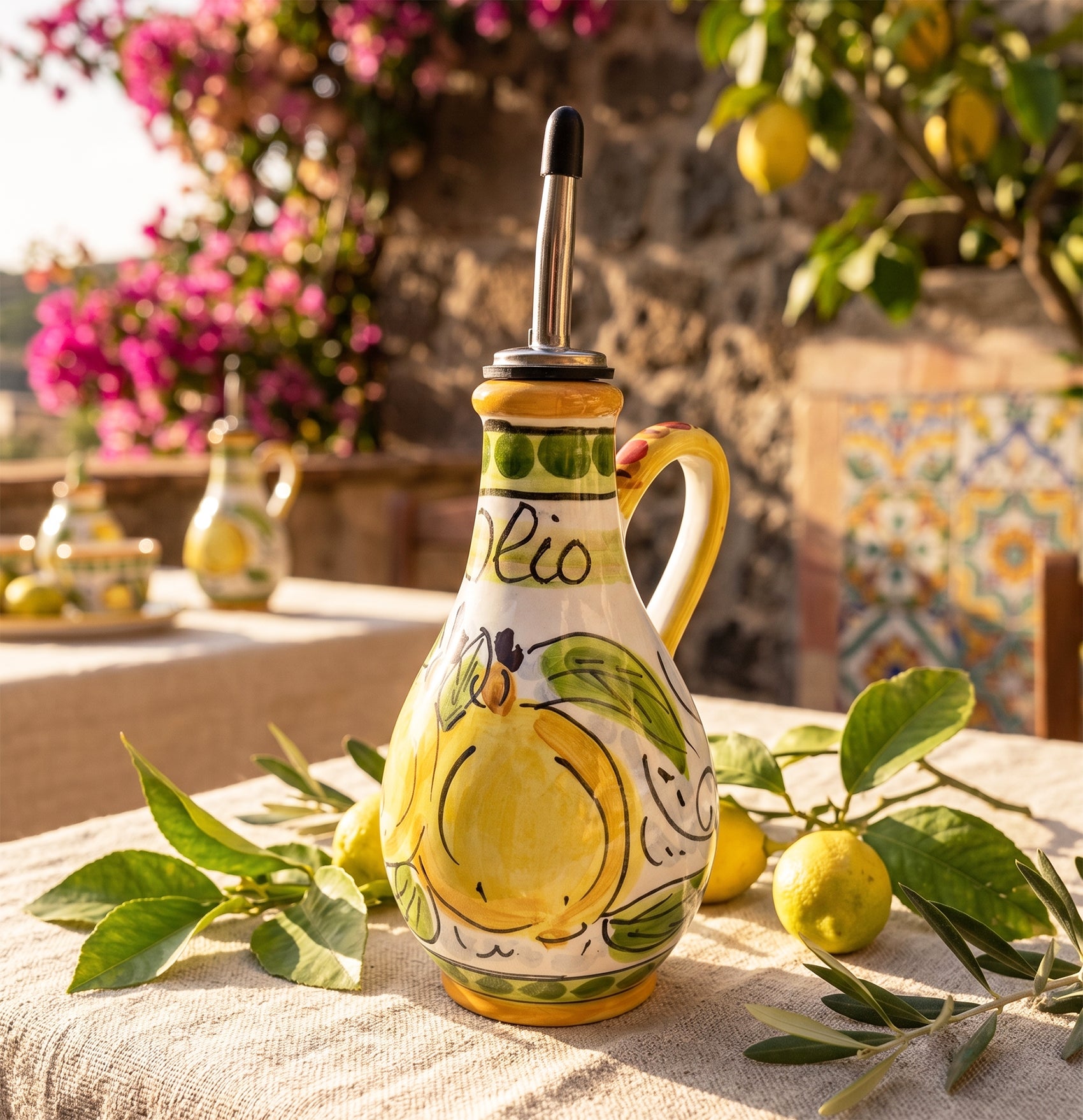 Oliera in ceramica siciliana di Caltagirone decorata a mano con manico