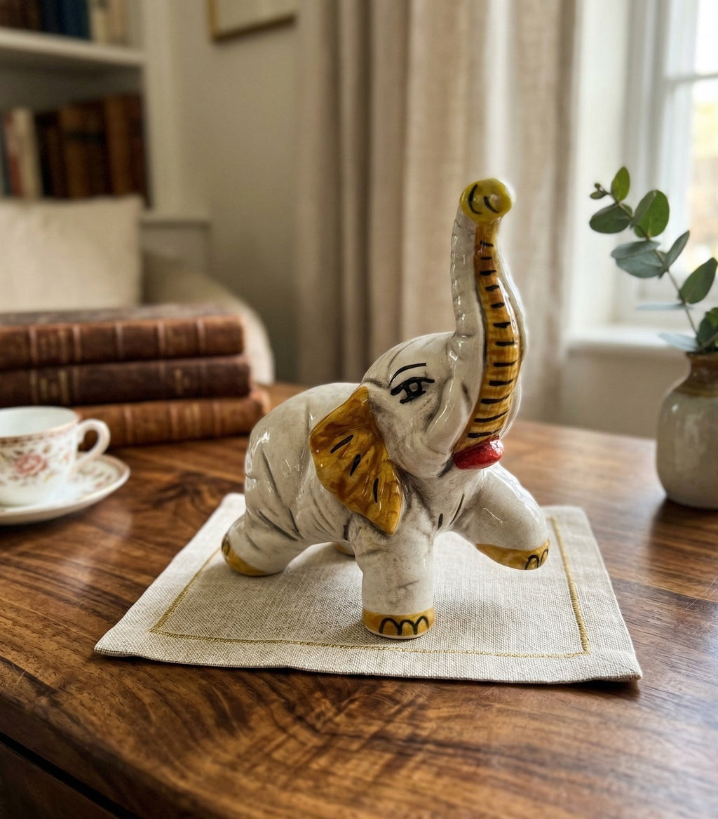 Elefante in ceramica di Caltagione realizzato a mano, animali portafortuna art. piede su giallo