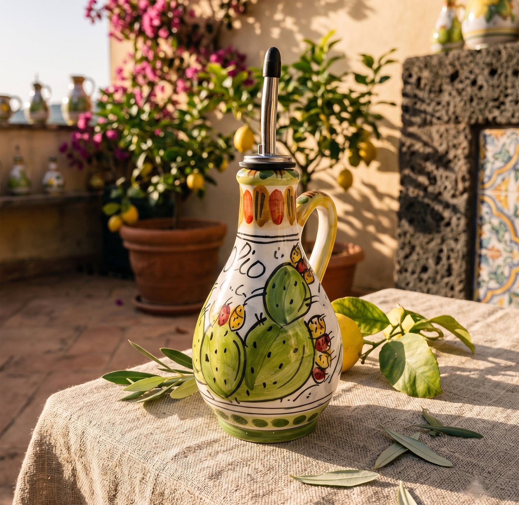 Oliera in ceramica siciliana di Caltagirone decorata a mano con manico