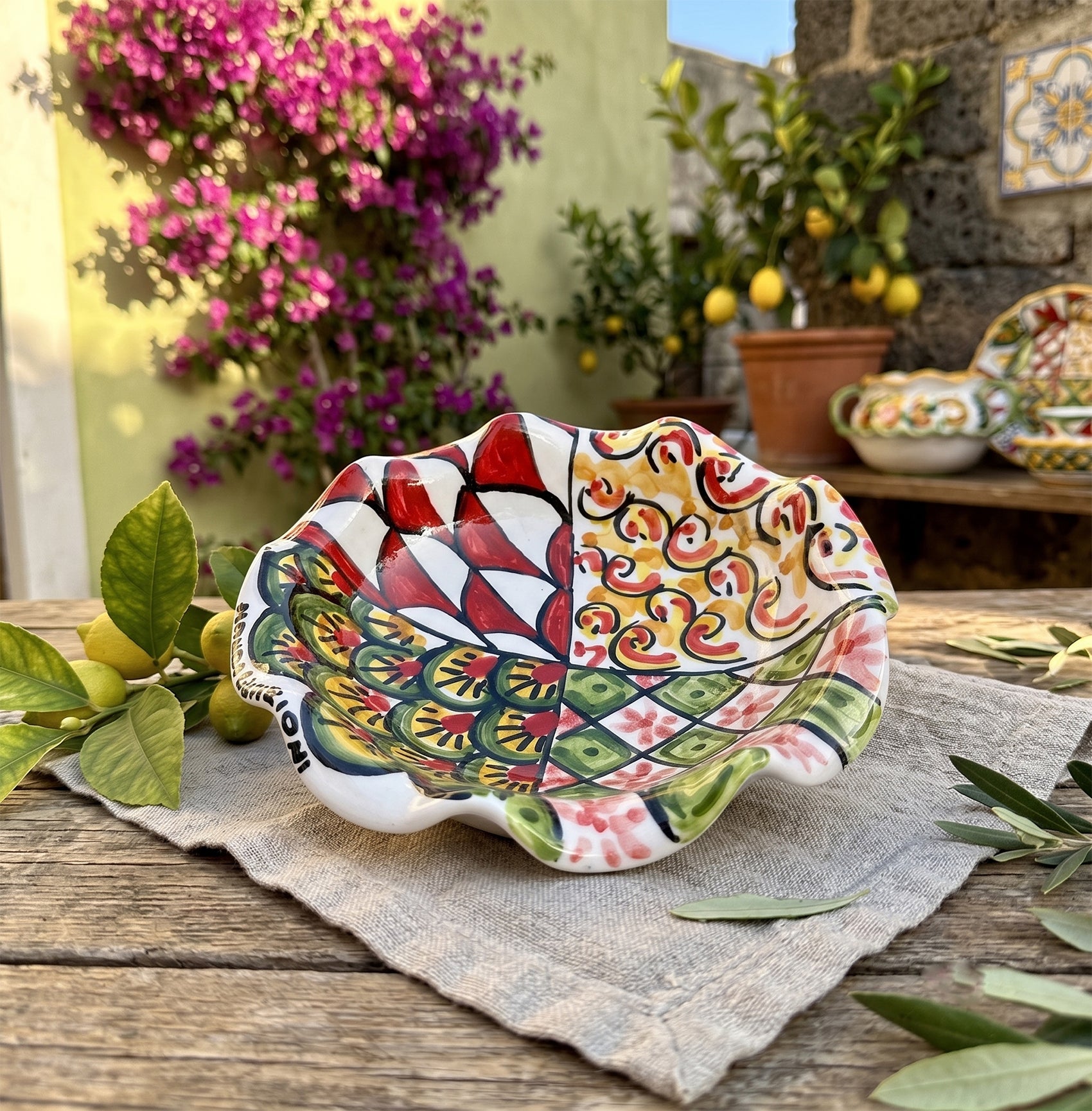 Ciotola in ceramica siciliana di Caltagirone decorata a mano art 22