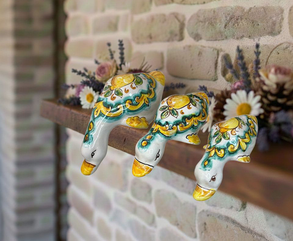 Papera in ceramica siciliana di santo stefano di camastra realizzata e decorata totalmente a mano limoni