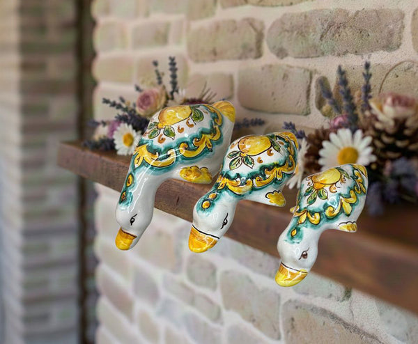 Papera in ceramica siciliana di santo stefano di camastra realizzata e decorata totalmente a mano limoni