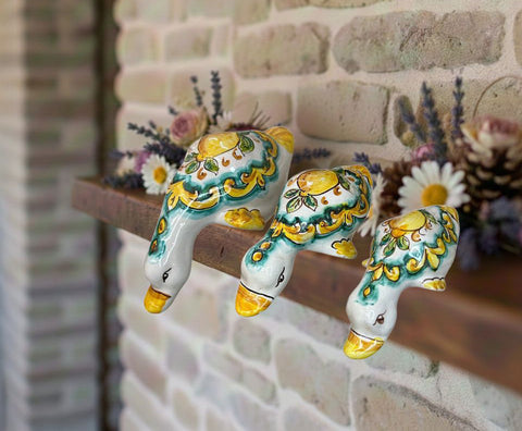 Papera in ceramica siciliana di santo stefano di camastra realizzata e decorata totalmente a mano limoni