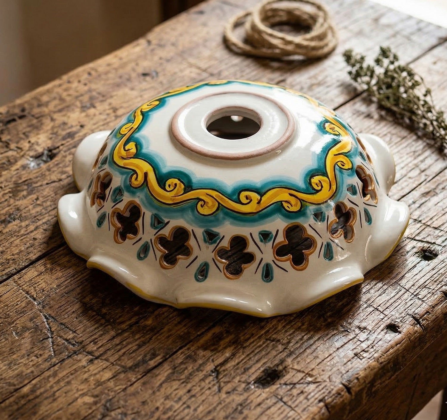 Piatto in ceramica per lampadario decorato realizzato e firmato a mano sospensione art. martina