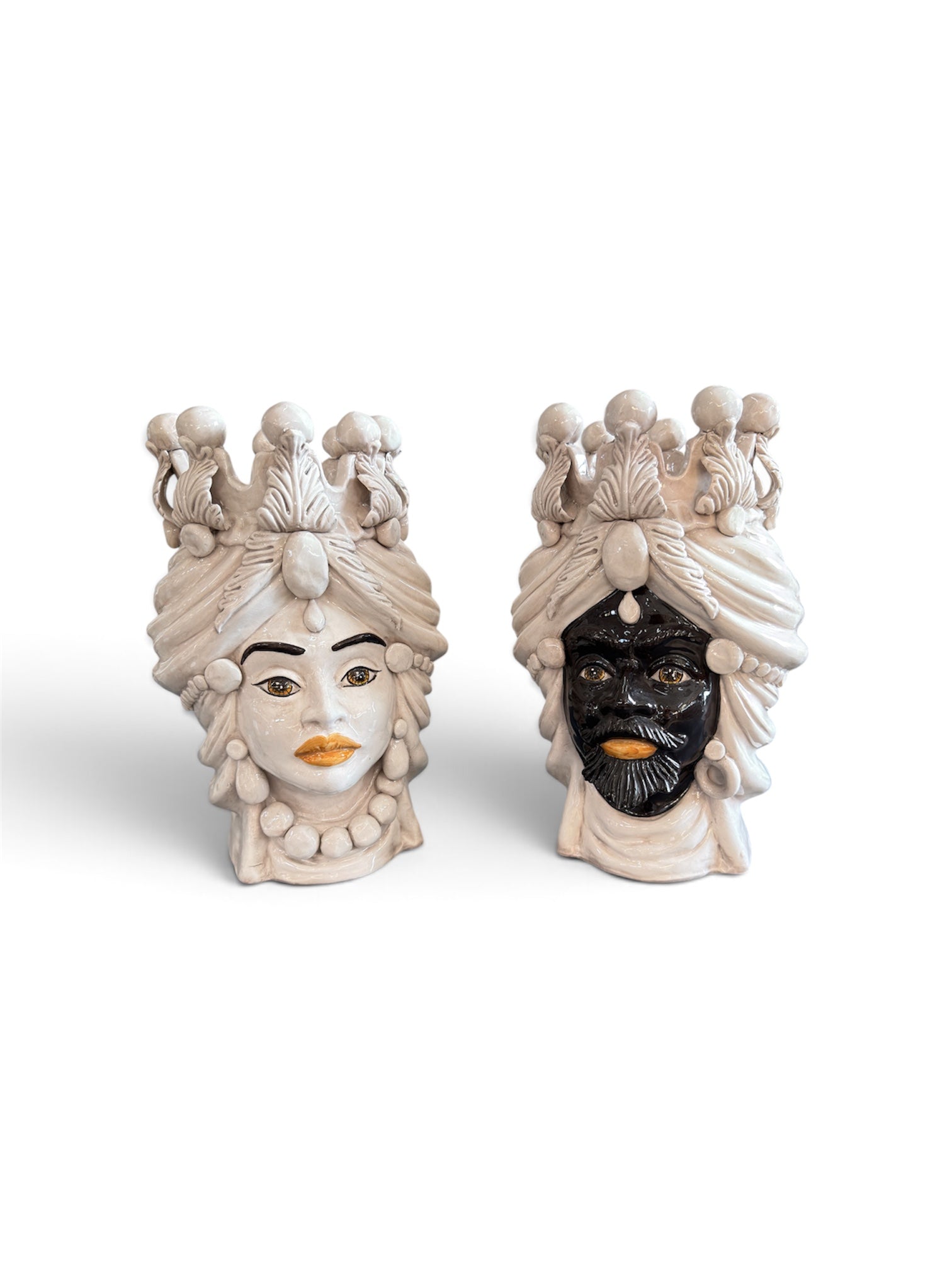 Coppia teste di moro in ceramica Siciliana di Caltagirone decorate a mano Fumè H40