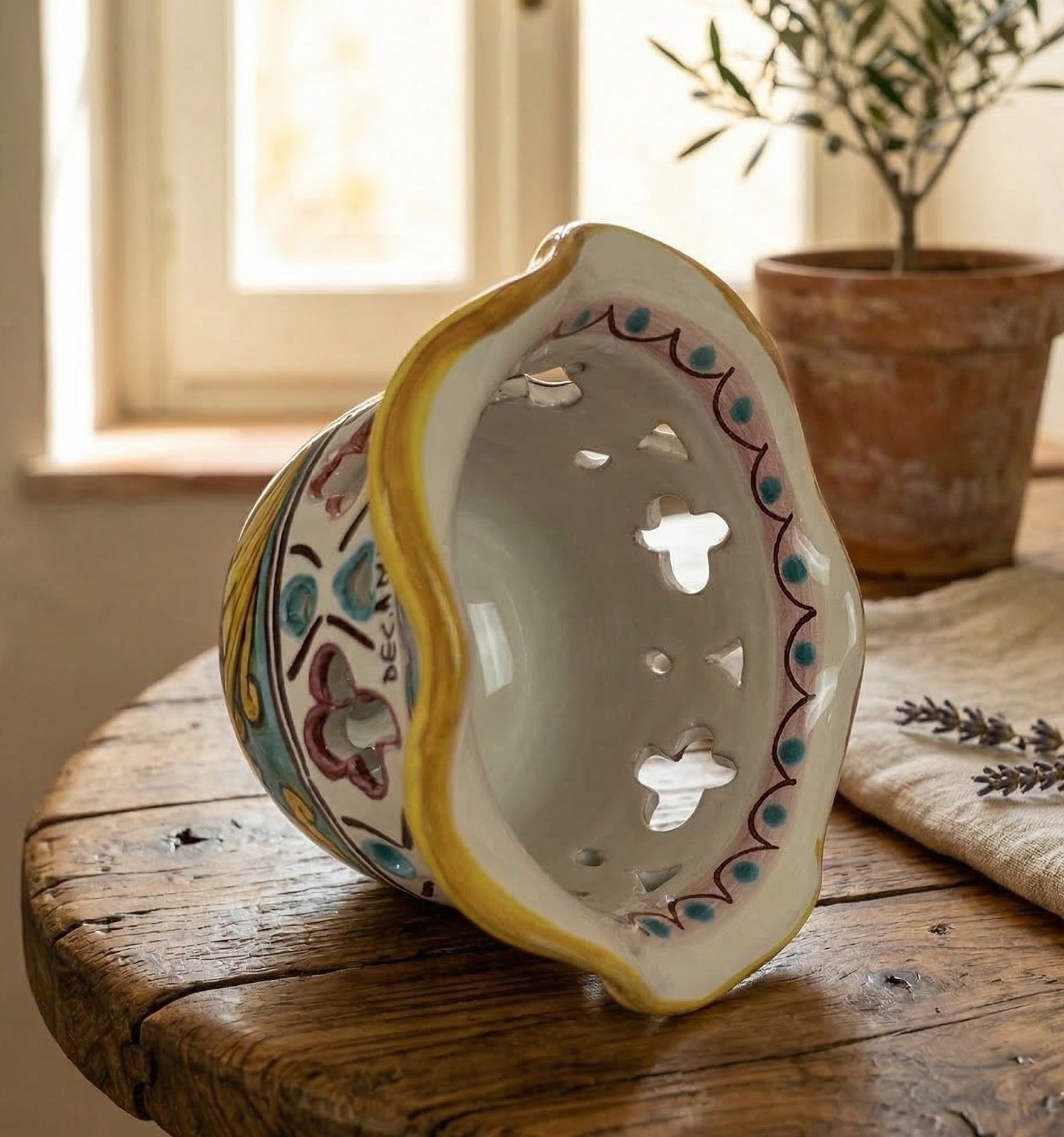 Coppa in ceramica per lampadario applique plafoniera decorata realizzata e firmato a mano art. giulia