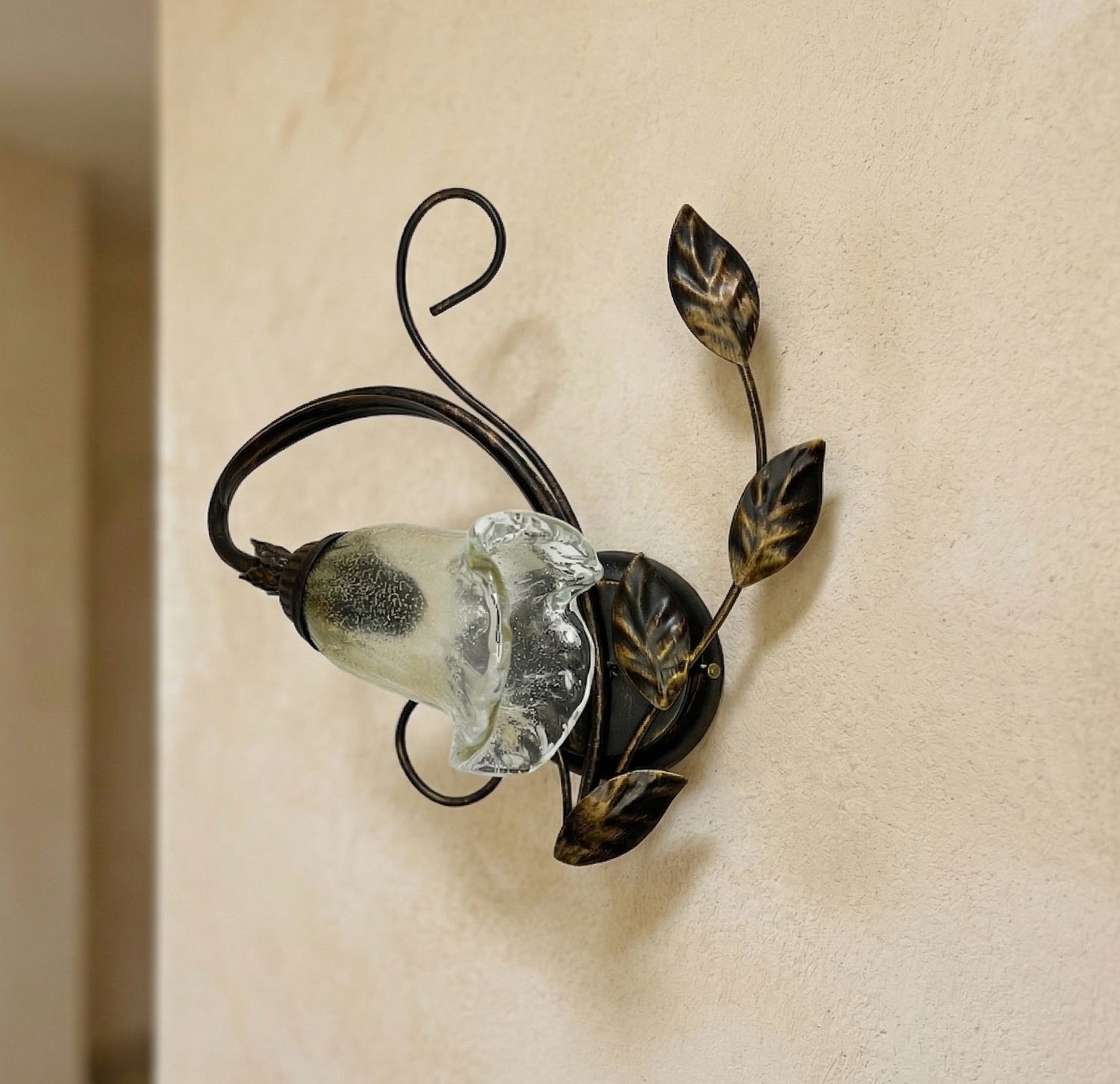 Applique da parete a 1 luce in ferro battuto e vetro realizzato artigianalmente coll. cox (SINISTRO)