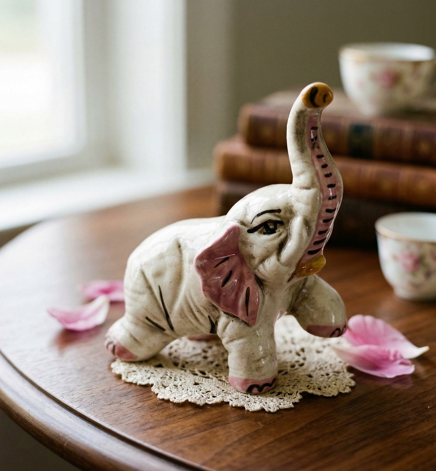 Elefante in ceramica di Caltagione realizzato a mano, animali portafortuna art. piede su rosa