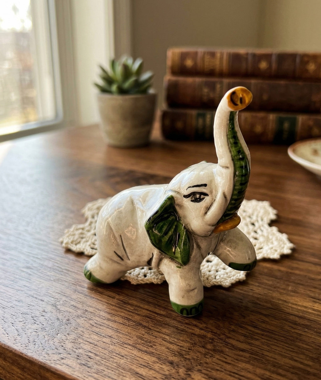 Elefante in ceramica di Caltagione realizzato a mano, animali portafortuna art. piede su verde
