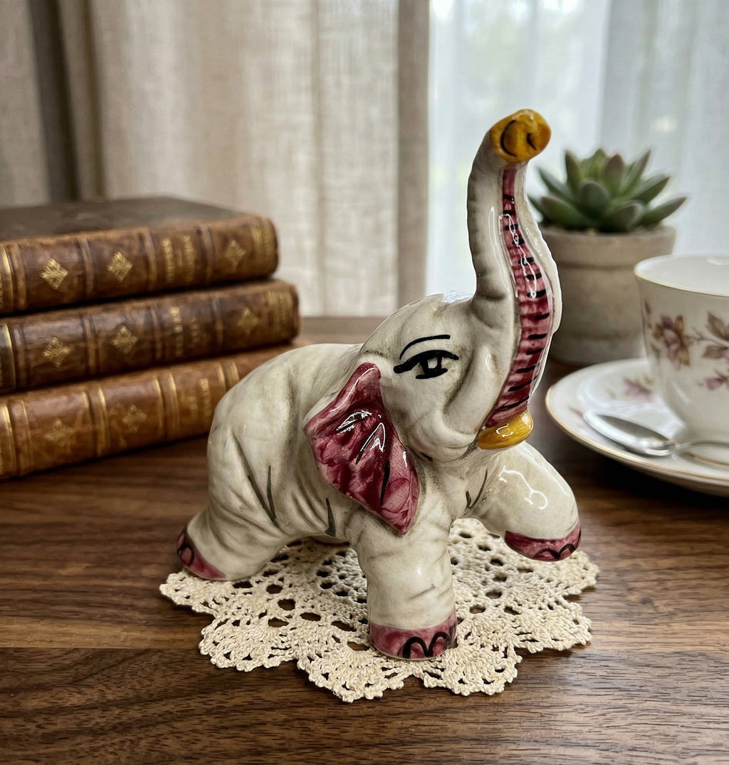 Elefante in ceramica di Caltagione realizzato a mano, animali portafortuna art. piede su amaranto