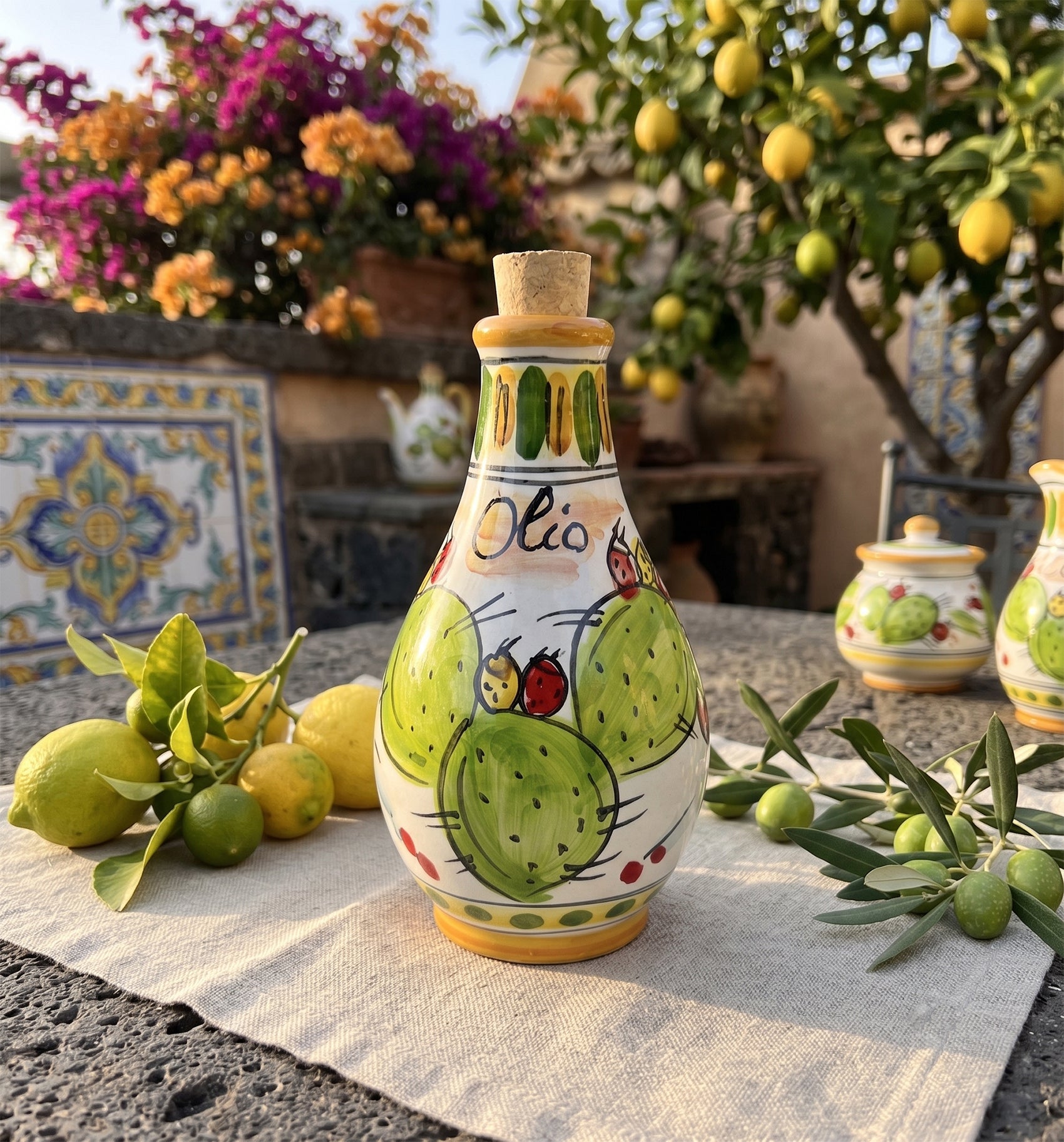 Oliera in ceramica siciliana di Caltagirone decorata a mano tappo in sughero