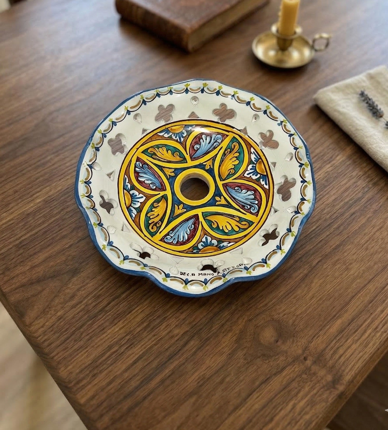 Piatto in ceramica per lampadario decorato realizzato e firmato a mano sospensione art. stella