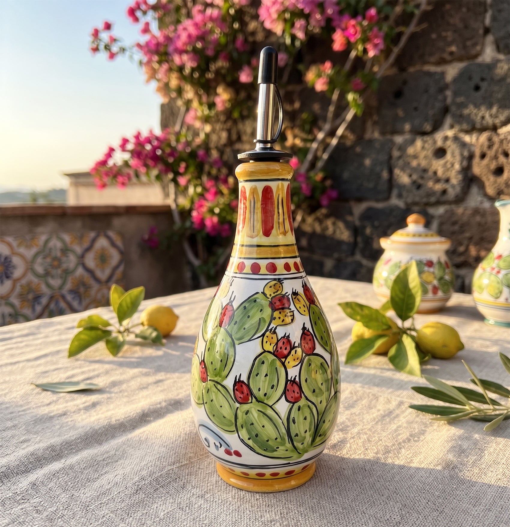 Bottiglia in ceramica siciliana di Caltagirone decorata a mano ficodindia