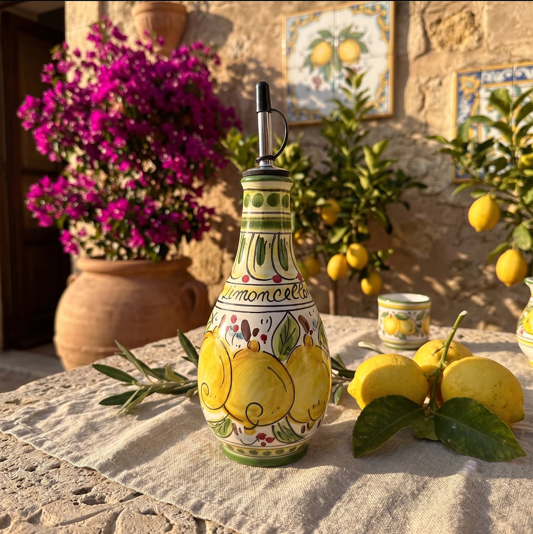 Bottiglia in ceramica siciliana di Caltagirone decorata a mano art. tre limoni