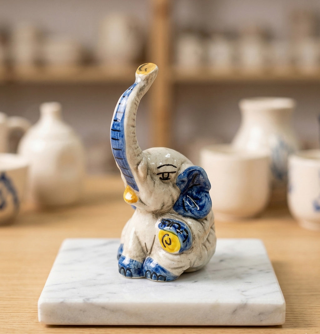 Elefante in ceramica di Caltagione realizzato a mano, animali portafortuna (blu)