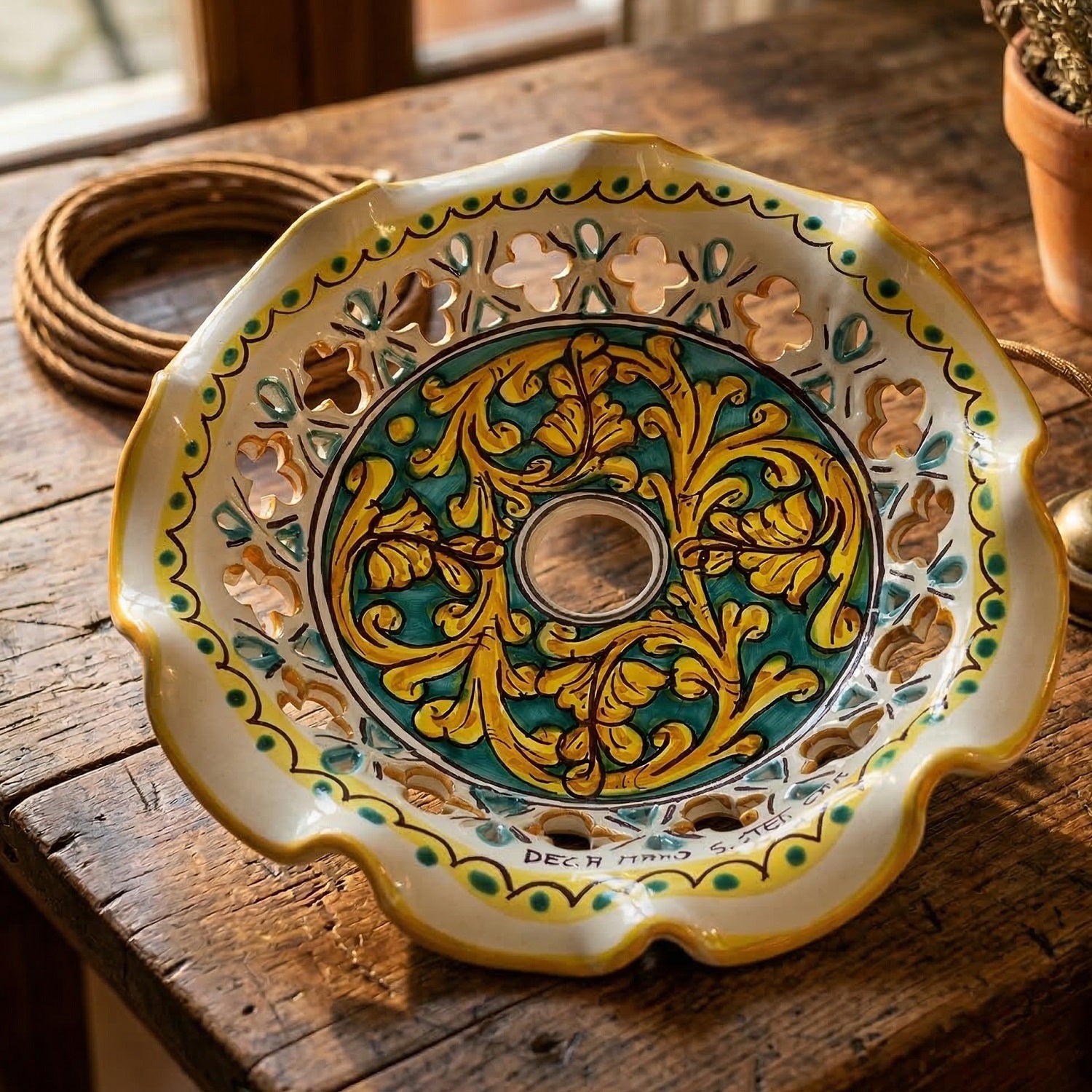 Piatto in ceramica per lampadario decorato realizzato e firmato a mano sospensione art. martina