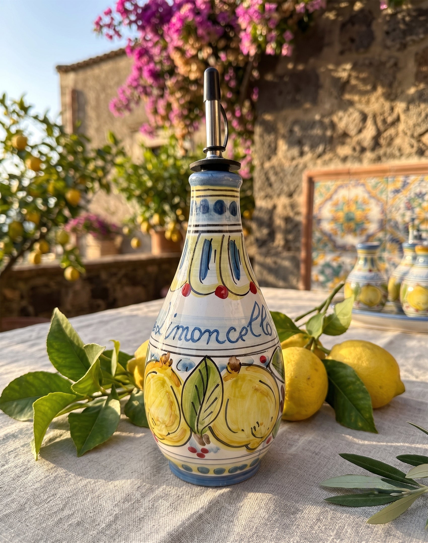Bottiglia in ceramica siciliana di Caltagirone decorata a mano art. due limoni