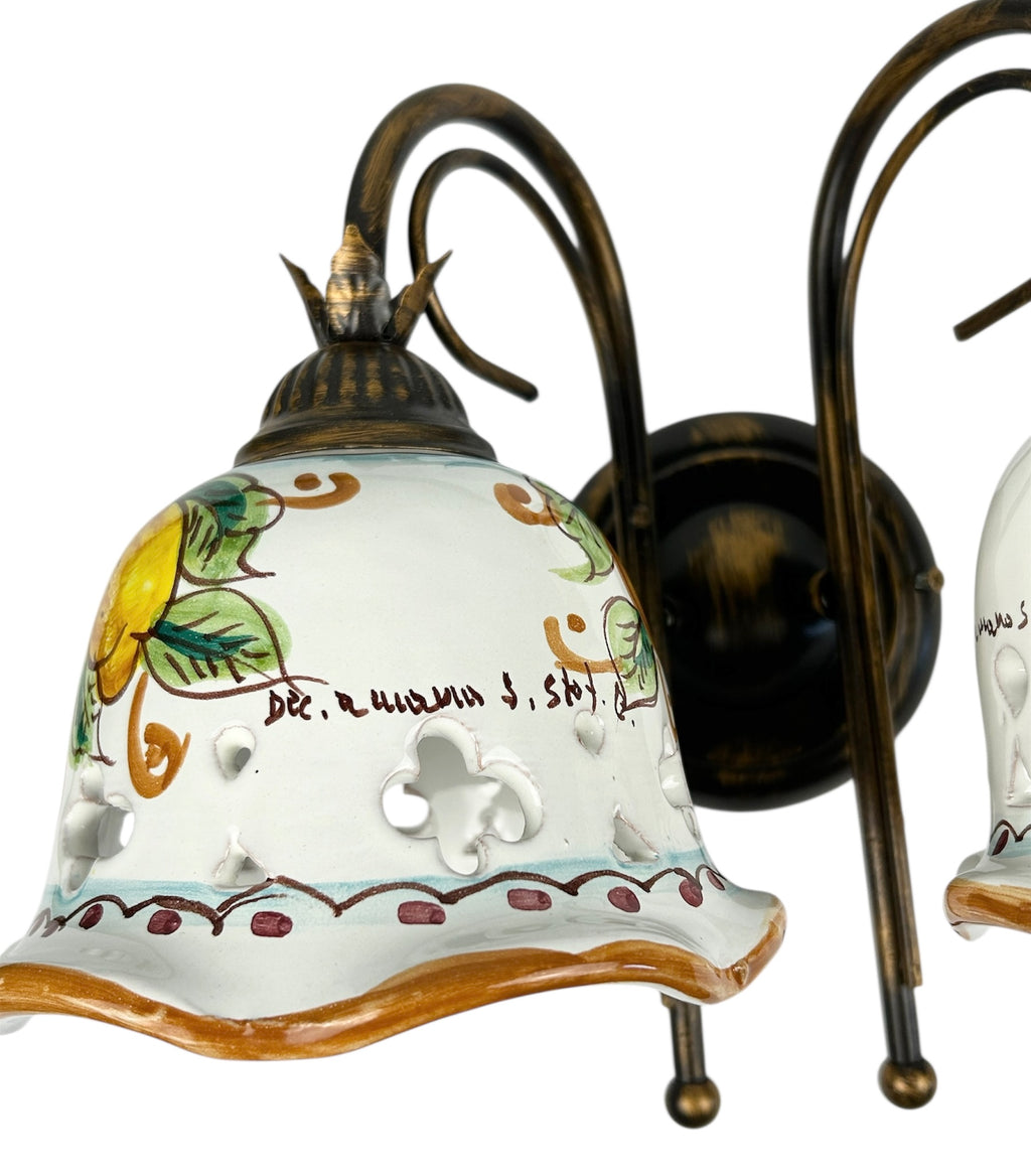 Applique da parete a 2 luci in ferro battuto e ceramica siciliana realizzato e decorato artigianalmente a mano art. limoni