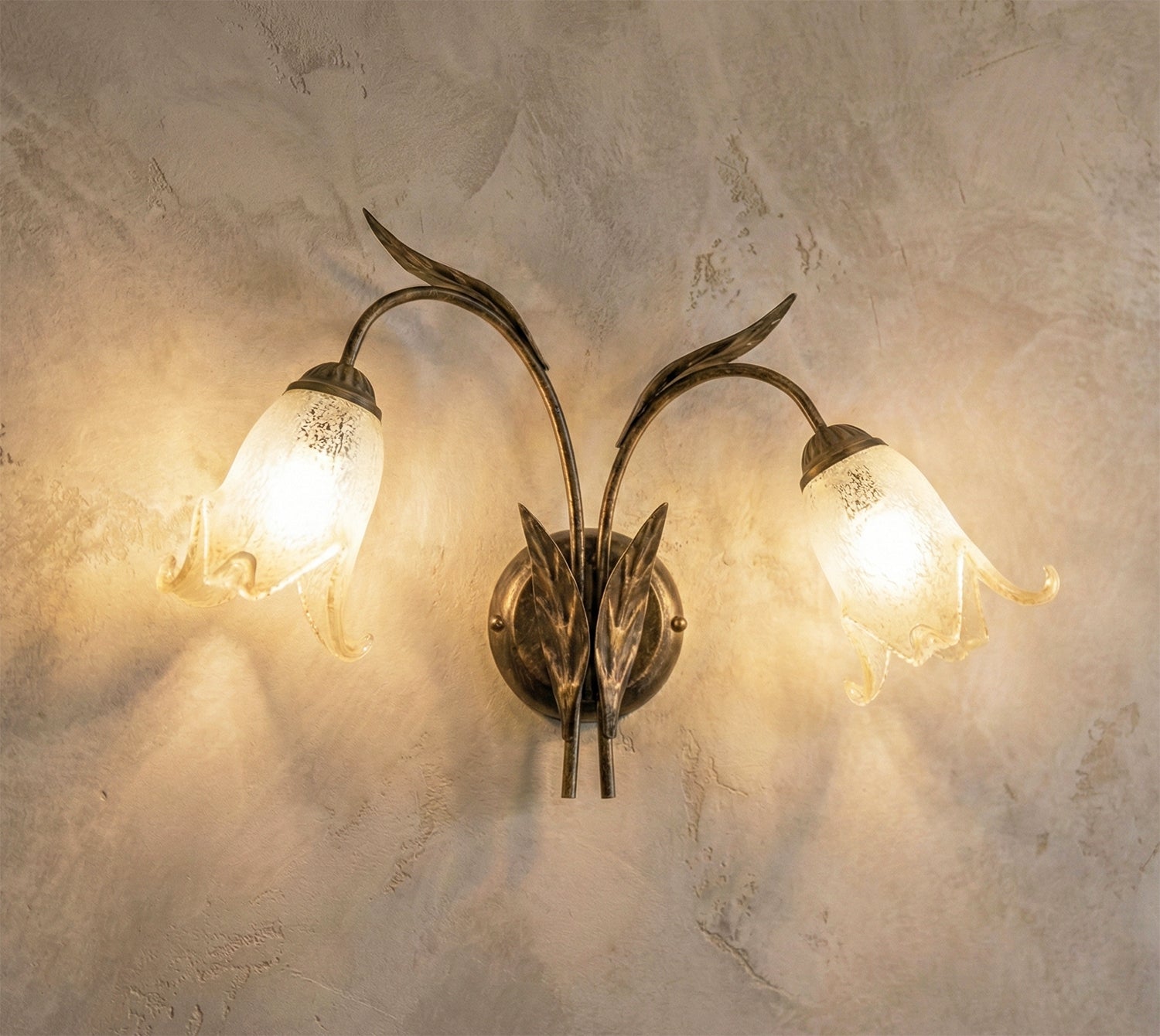 Applique da parete a 2 luci classico in ferro battuto e vetro realizzato artigianalmente coll. scott