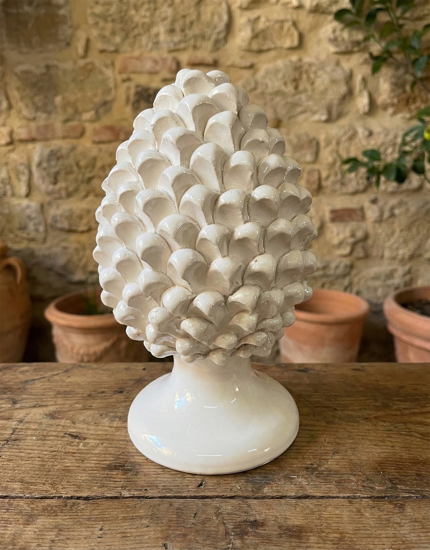 Pigna decorativa in ceramica di Caltagirone dipinta e decorata a mano bianca H 25 cm