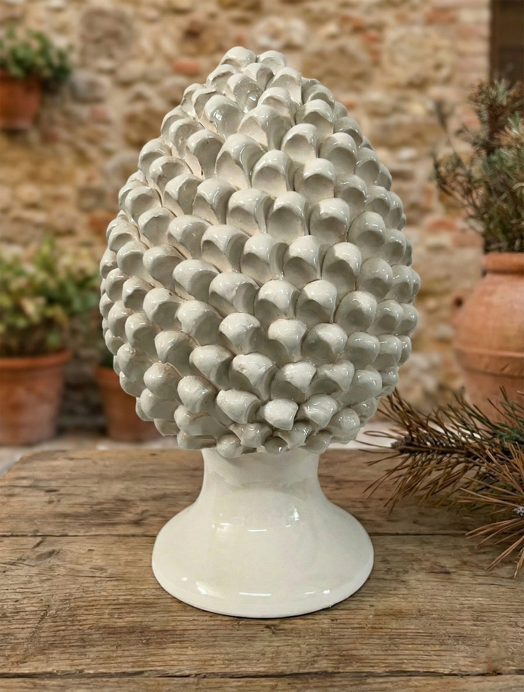 Pigna decorativa in ceramica di Caltagirone dipinta e decorata a mano bianca H 30 cm