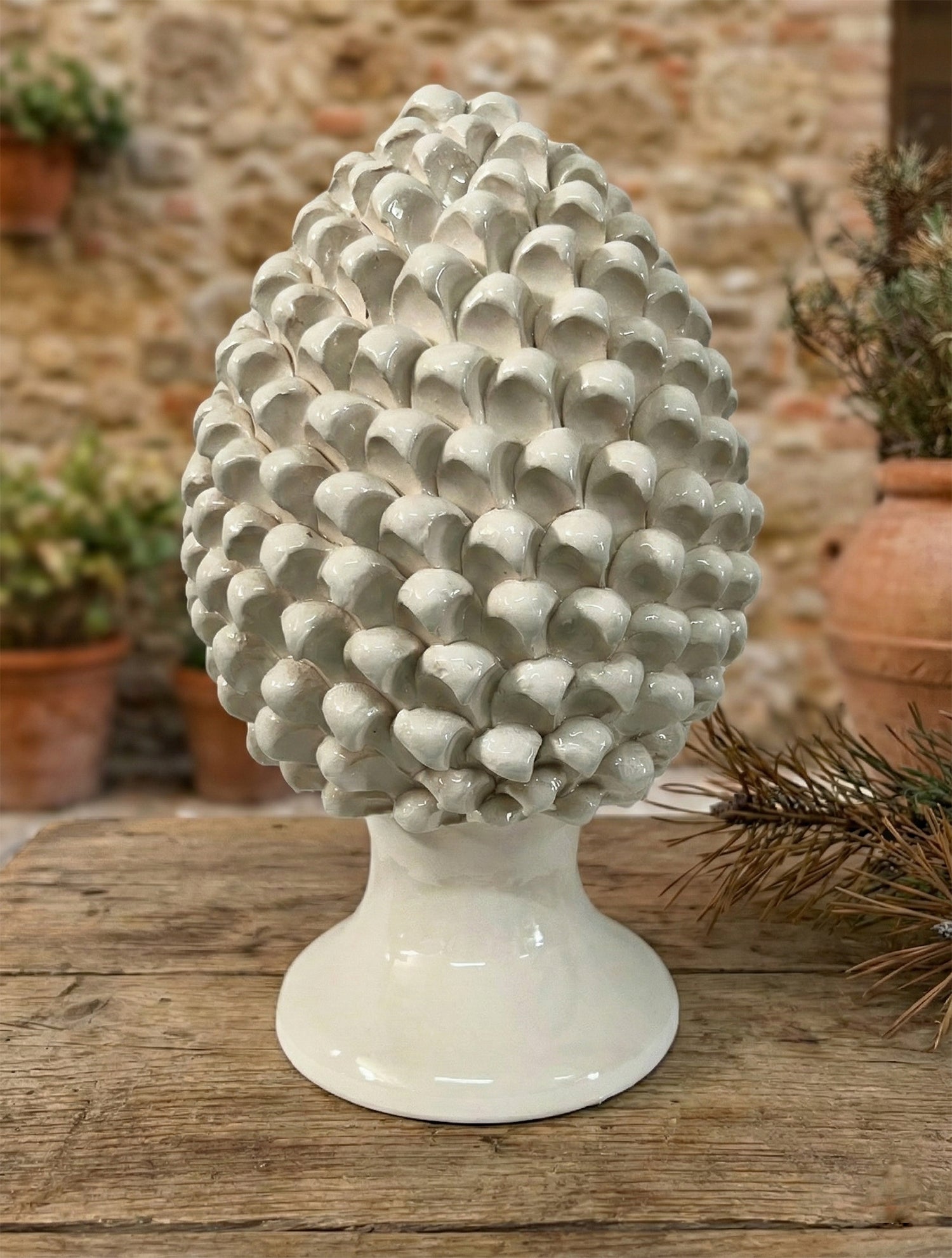 Pigna decorativa in ceramica di Caltagirone dipinta e decorata a mano bianca H 30 cm