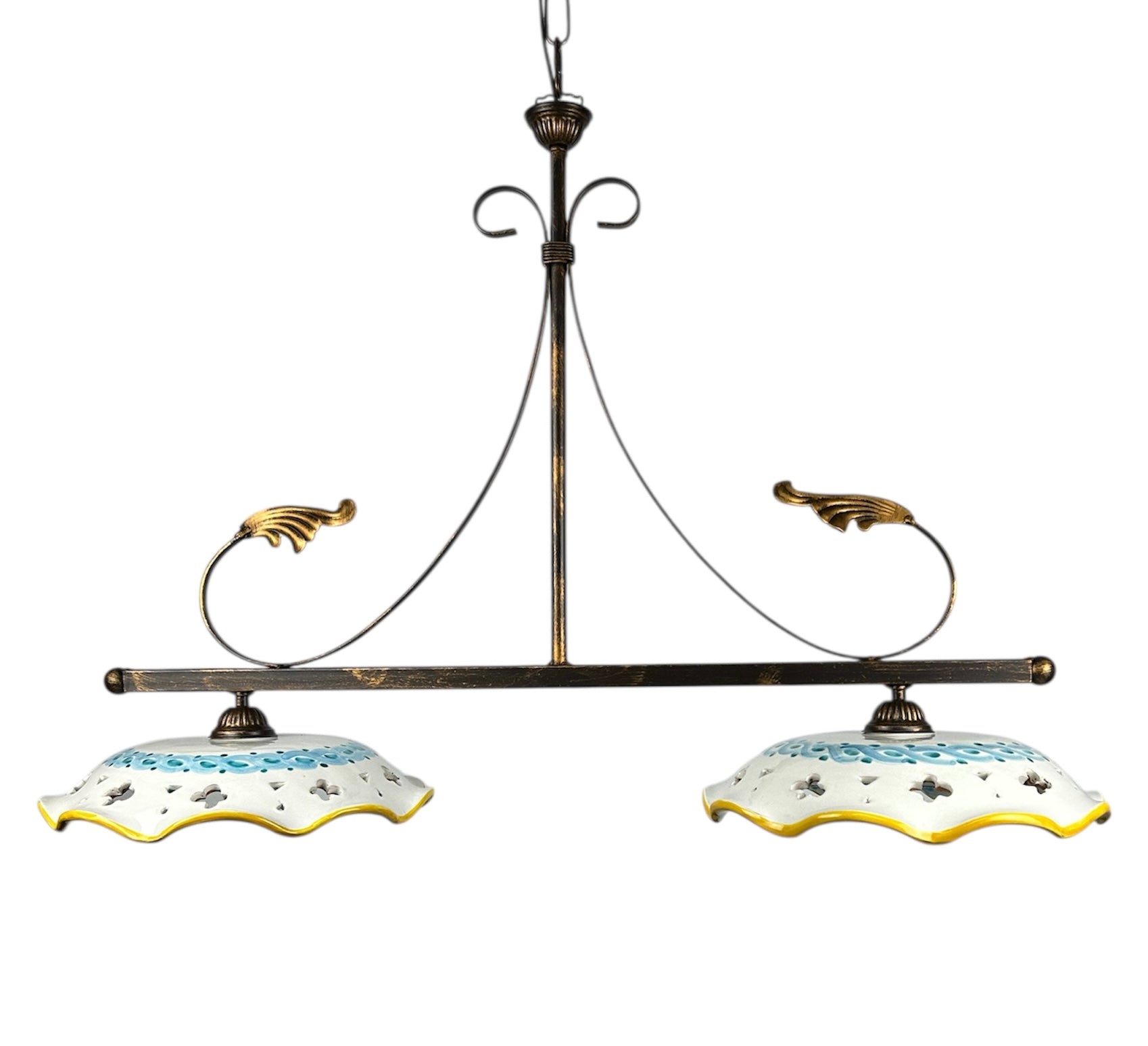 Lampadario a bilanciere 2 luci in ferro battuto e ceramica realizzato e decorato artigianalmente soggiorno cucina art. gomes