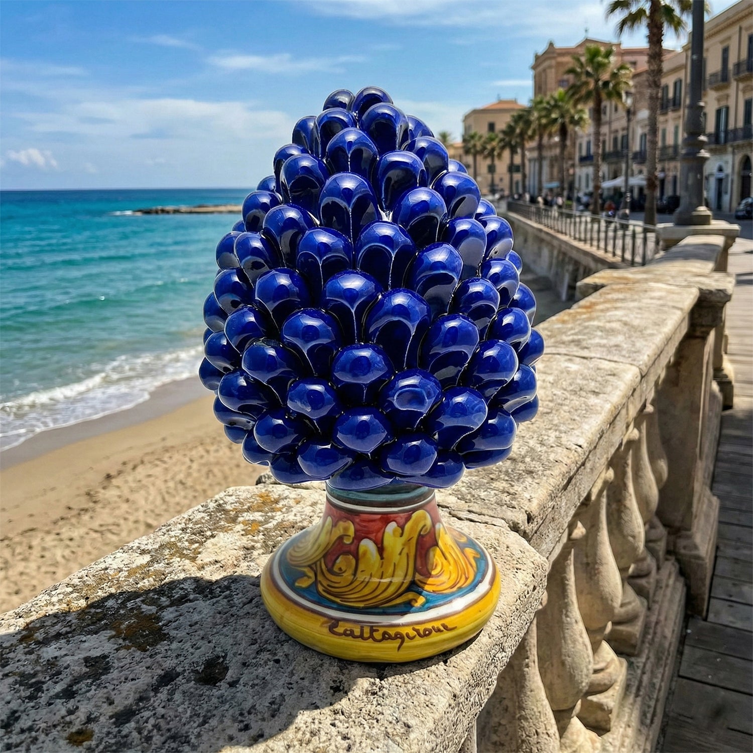 Pigna decorativa in ceramica di Caltagirone dipinta e decorata a mano blu H 21 cm