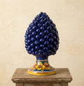 Pigna decorativa in ceramica di Caltagirone dipinta e decorata a mano blu H 25 cm