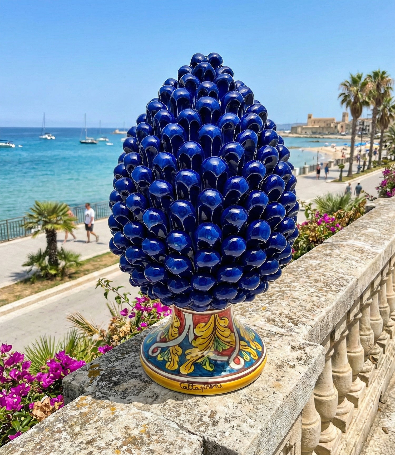 Pigna decorativa in ceramica di Caltagirone dipinta e decorata a mano blu H 30 cm