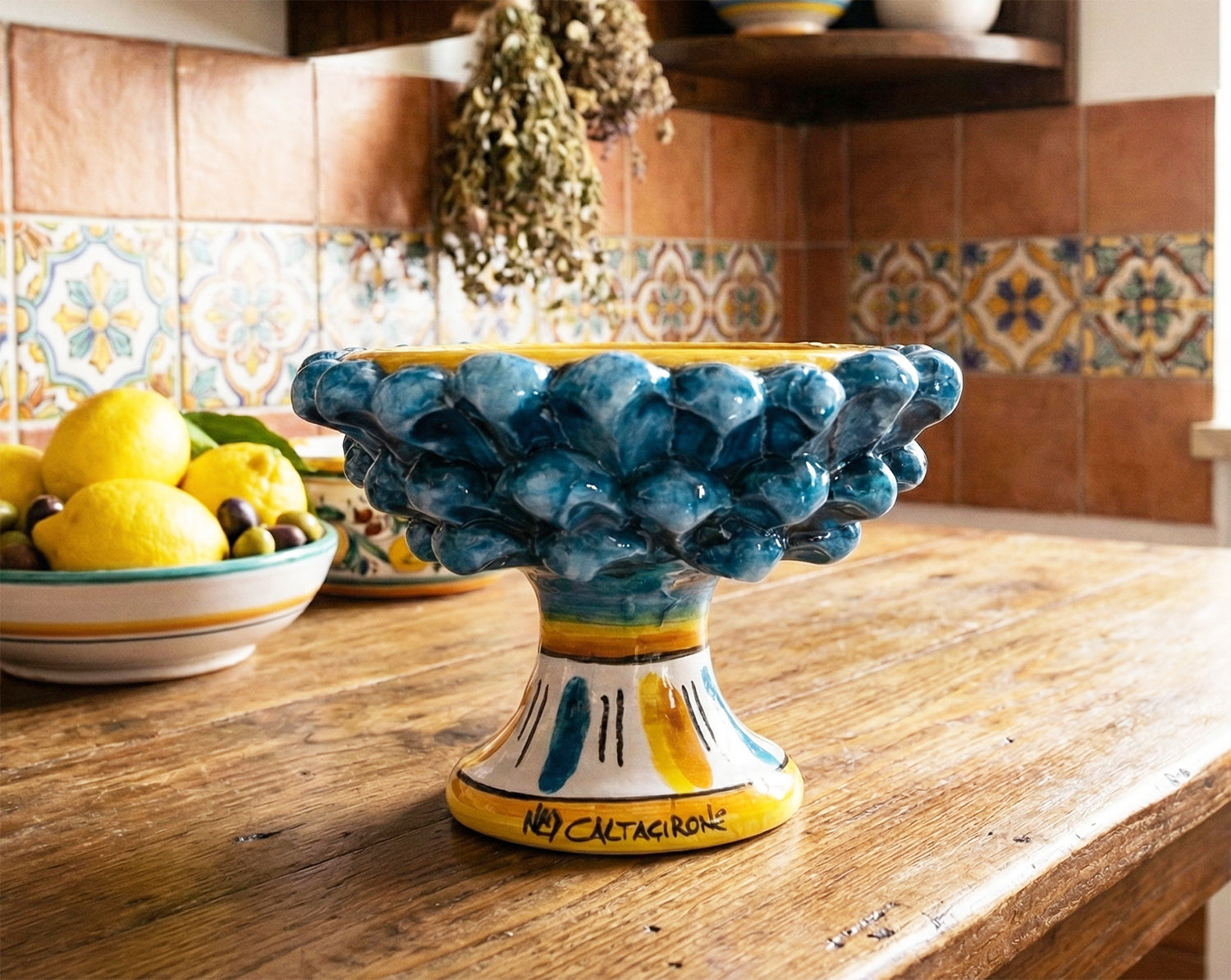 Alzata piccola mezza pigna in ceramica siciliana di Caltagirone realizzata e decorata a mano blu