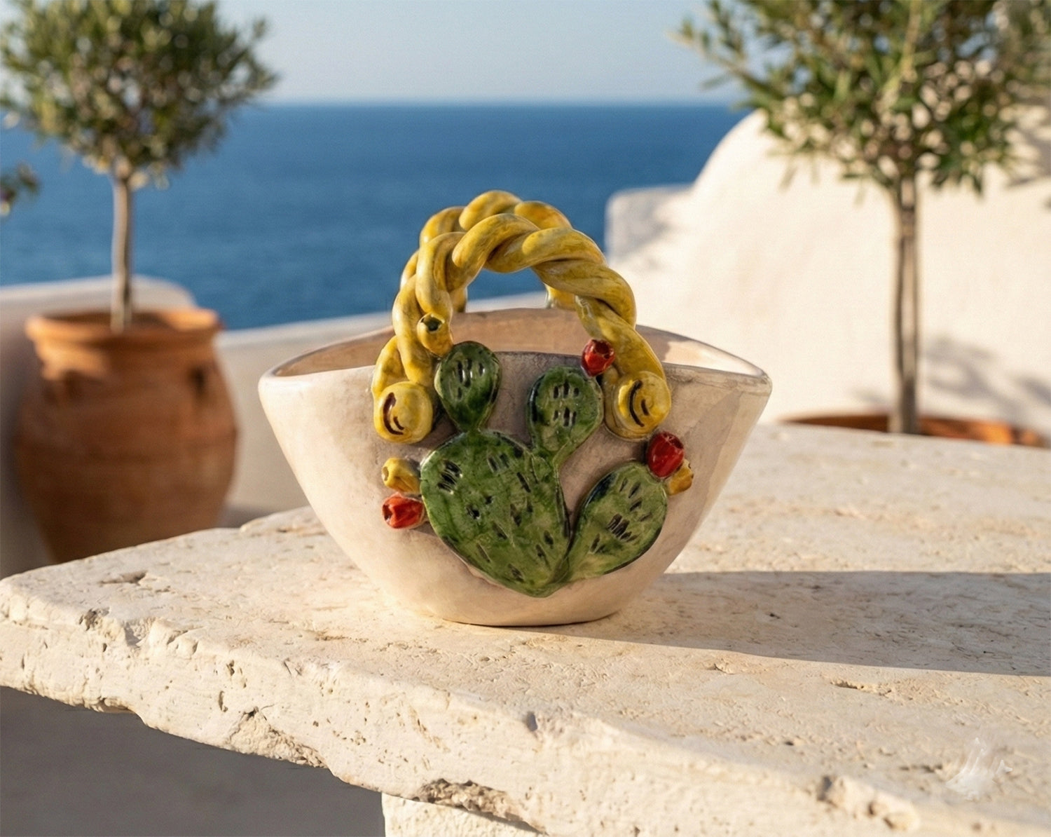 Coffa in ceramica siciliana di Caltagirone realizzata e decorata a mano art. ficodindia