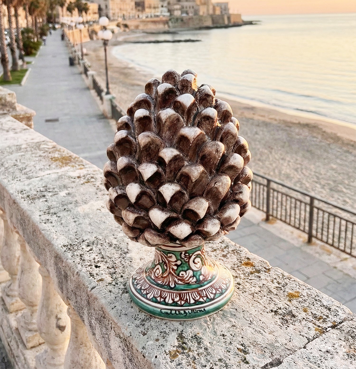 Pigna decorativa in ceramica di Caltagirone dipinta e decorata a mano fumè H 21 cm