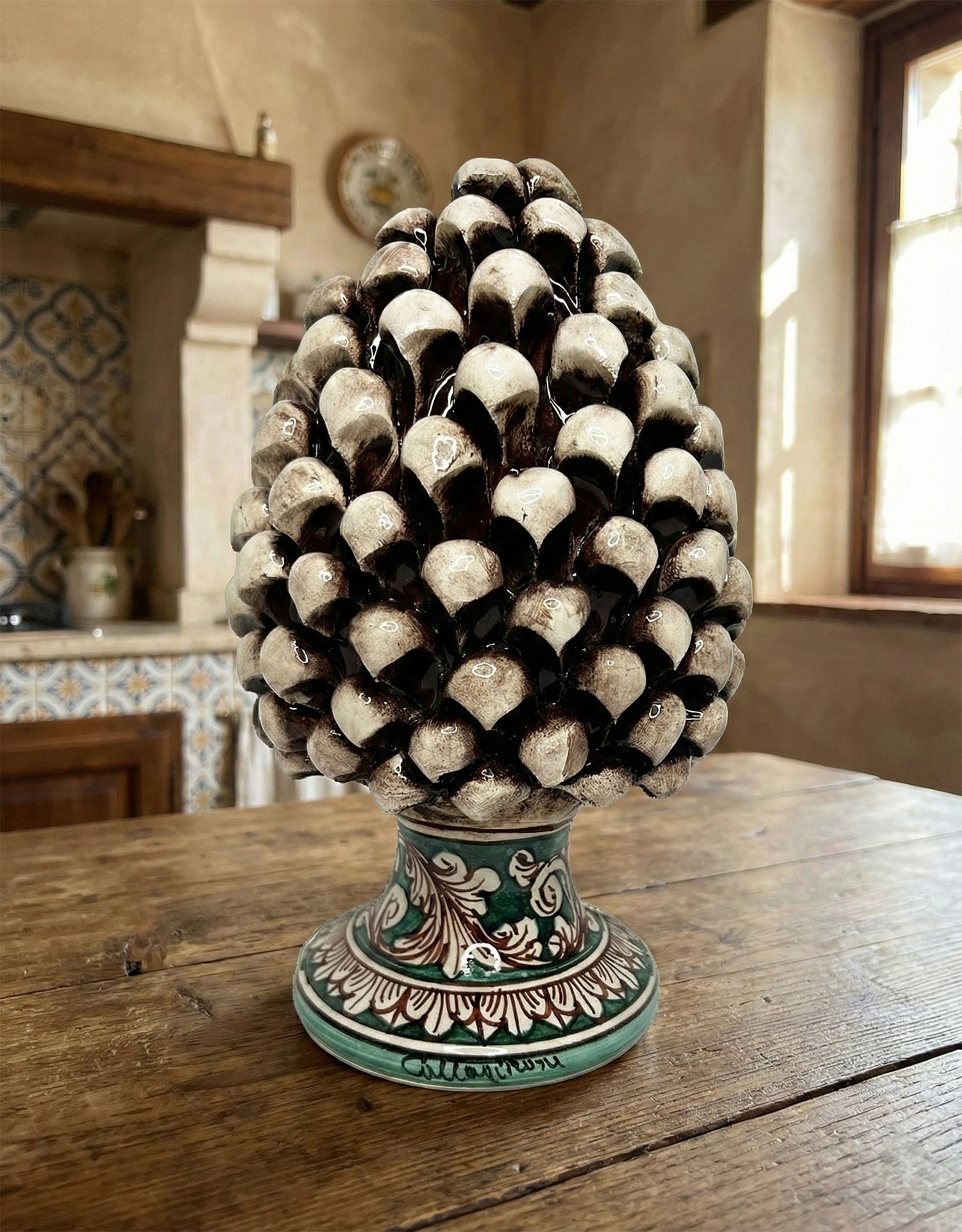 Pigna decorativa in ceramica di Caltagirone dipinta e decorata a mano fumè H 25 cm