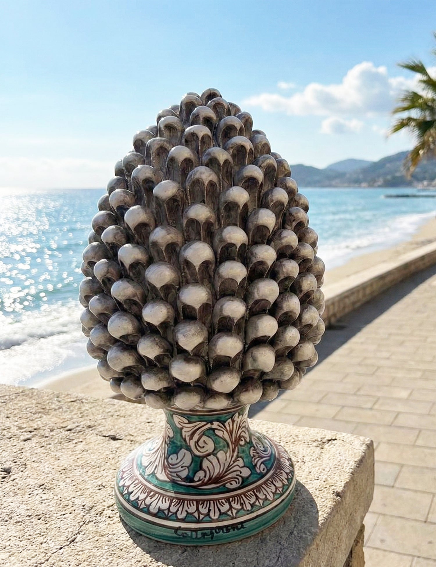 Pigna decorativa in ceramica di Caltagirone dipinta e decorata a mano fumè H 30 cm