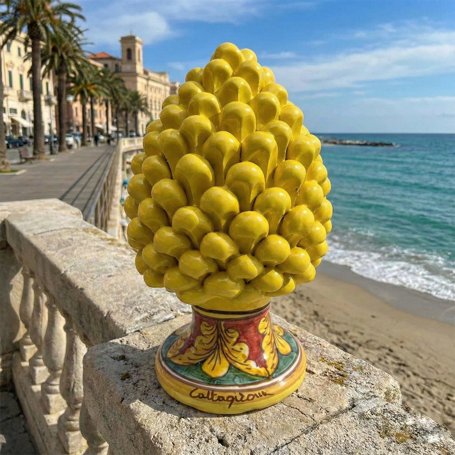 Pigna decorativa in ceramica di Caltagirone dipinta e decorata a mano giallo H 21 cm
